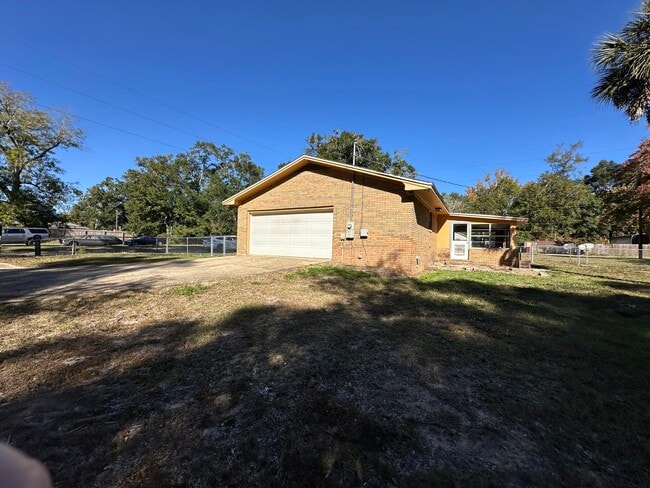 Building Photo - 697 Green St