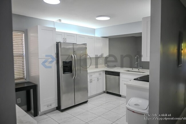 Building Photo - 9761 Riverside Dr