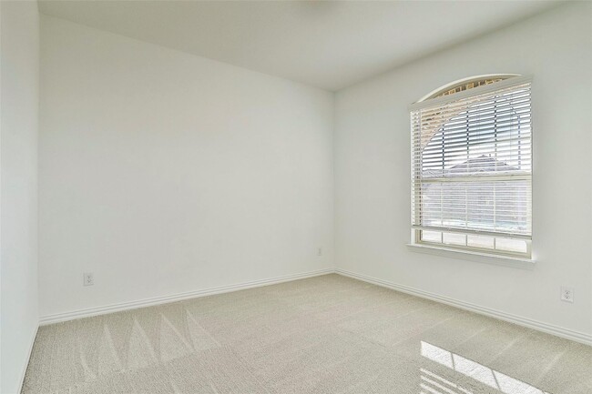 Building Photo - Cute Newer 4-2-2 N Ft. Worth