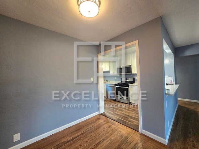 Building Photo - Beautiful 2/2 Duplex with Large Yard, Washer and Dryer and AC - Walk to Valley Fair