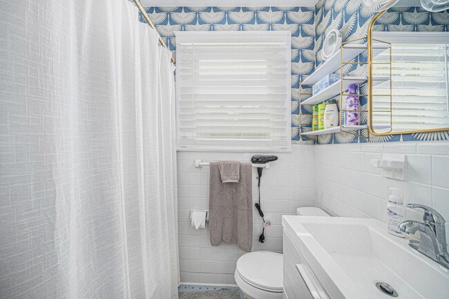 Building Photo - 5112 Victoria Ave