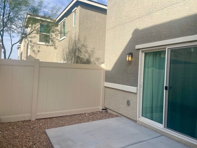 Building Photo - 3 bed 2 bath 2 car garage Townhome "On the Strip" South Las Vegas Blvd