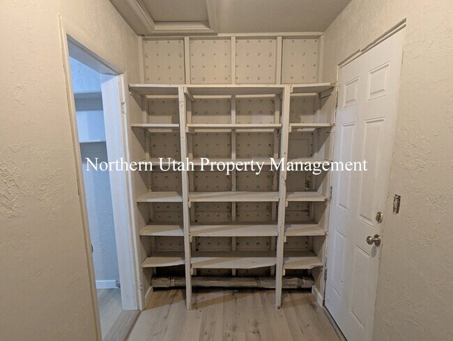 Building Photo - Lower Unit 2 Bed, 1 Bath