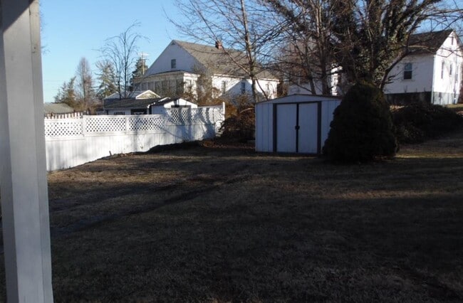 Building Photo - 208 Miller St