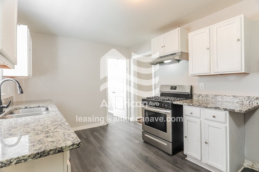 Building Photo - 9040 Belvoir Dr