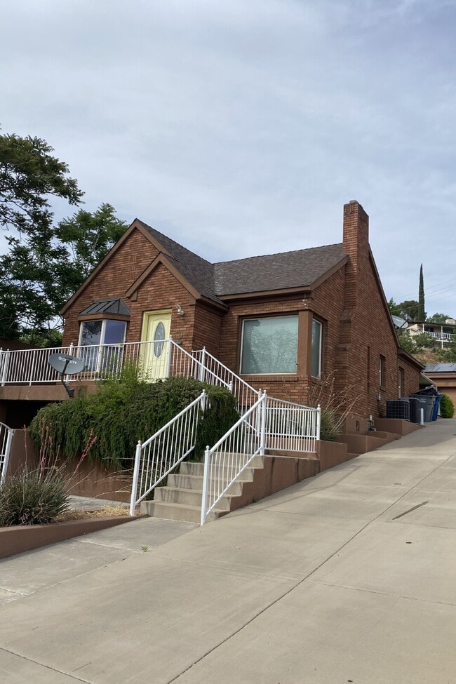 Building Photo - "2-Bed Retreat with 1350 Sq Ft of Comfort ...