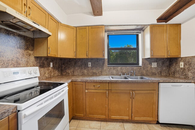 Building Photo - 2895 Via Del Lago