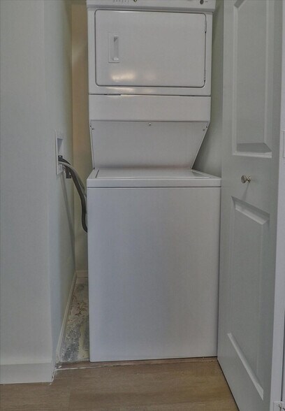 Building Photo - 33 Hudson St