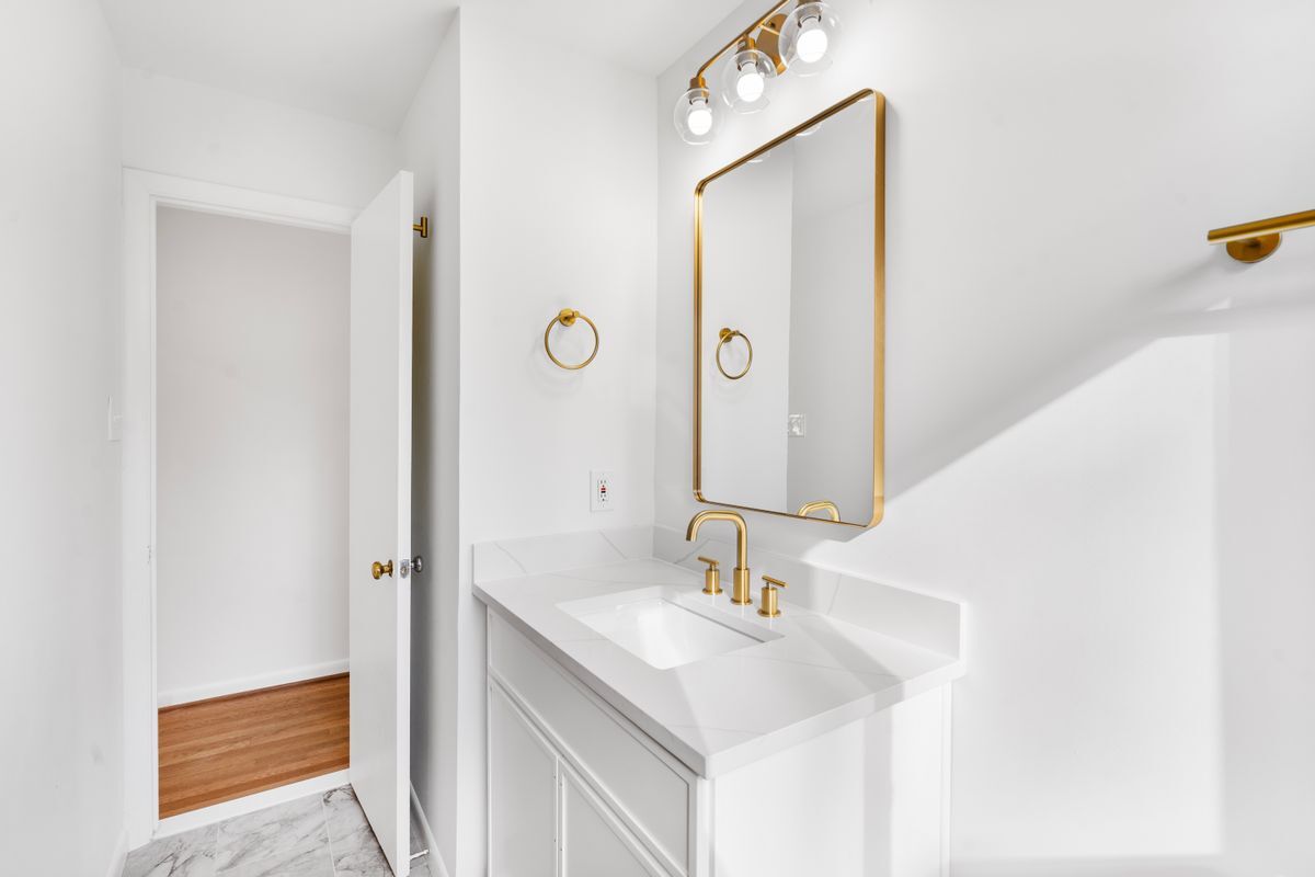 Building Photo - 618 19th St S