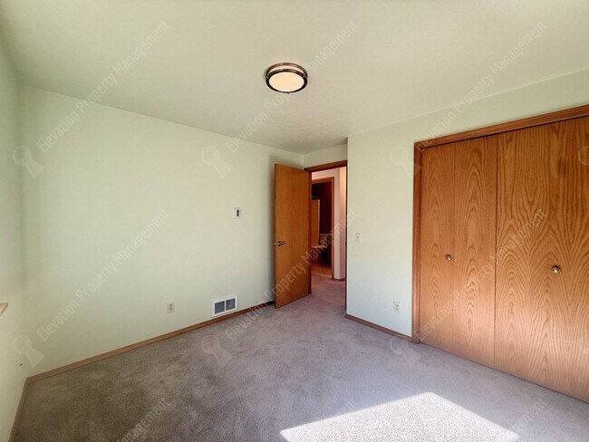Building Photo - Single-Level Living in a Prime NE Bend Location