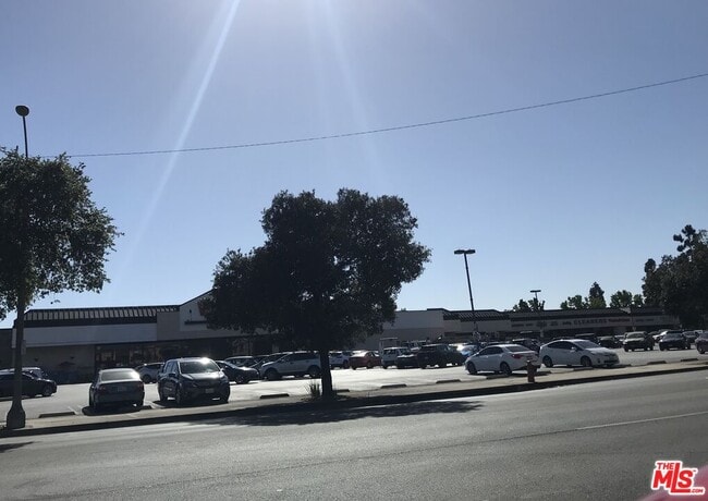 Building Photo - 355 N Maple St