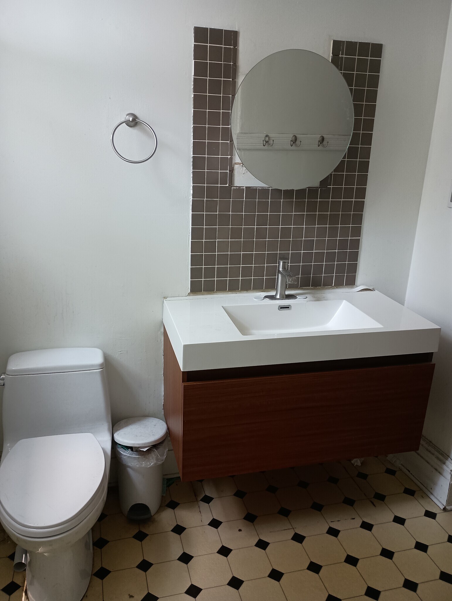 Bathroom - 4386 Chouteau Ave