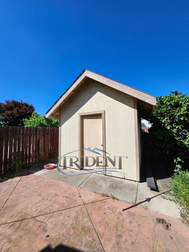 Building Photo - 3 bedroom, 2 bath house