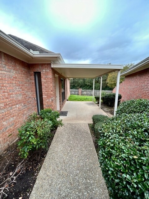 Side walkway to covered porch - 806 Torribrooke Ln