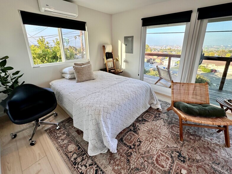 Bedroom nook - 236 N Goodhope Ave