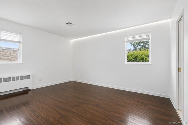 Building Photo - 38 Birchwood Park Dr