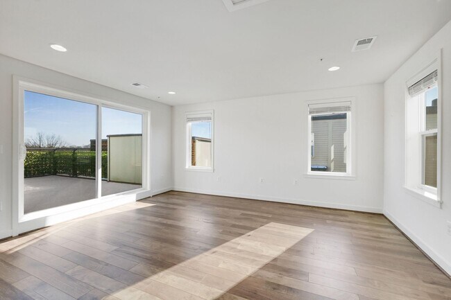 Building Photo - 16560 Crabbs Branch Way