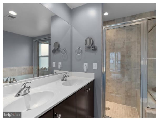 Building Photo - 5815 Lustine St