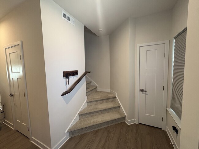 Building Photo - 733 Lipizanner Ln