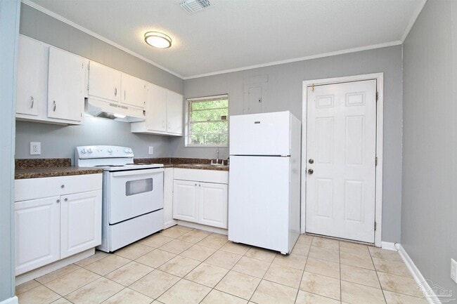 Building Photo - 6618 Applegate St