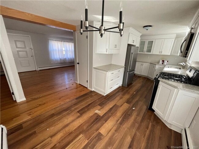 Building Photo - Quaint Single Family in Mystic!