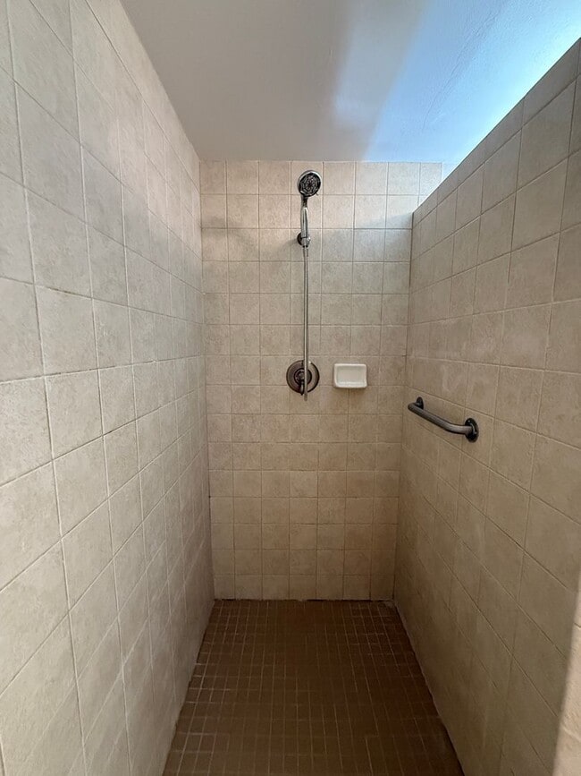 Building Photo - 1 Bed 1.5 Bath MIL with Secure Gate Entrance