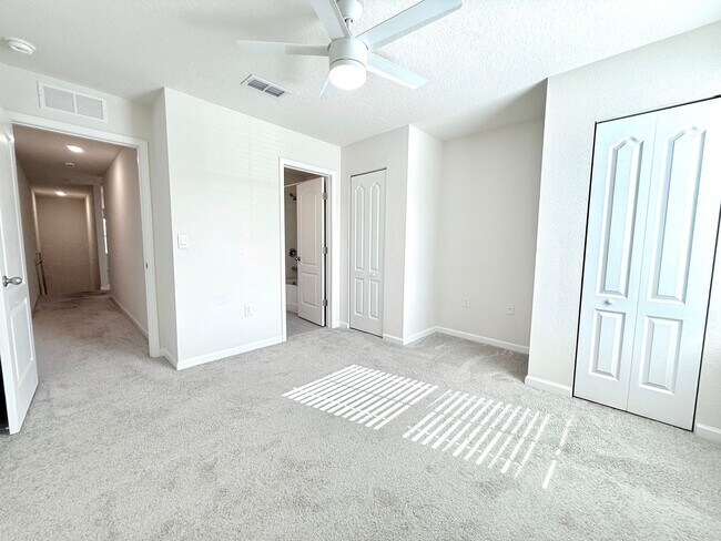 Building Photo - Newer Townhome in Ideal Location