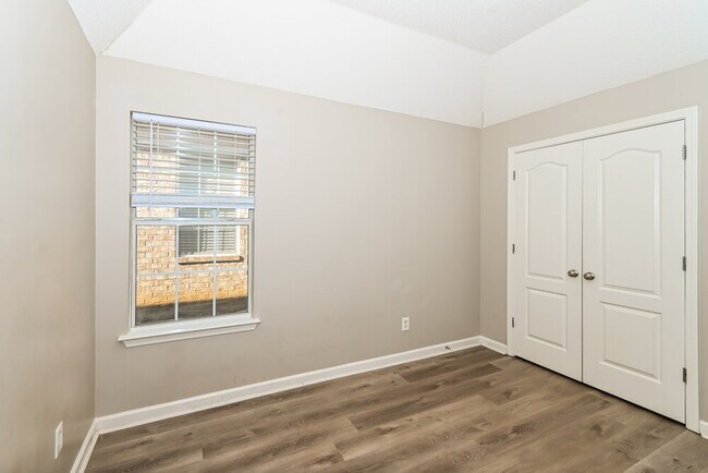 Building Photo - 7850 Fallstone Rd