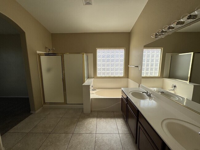 Building Photo - Lakefront with Home Office
