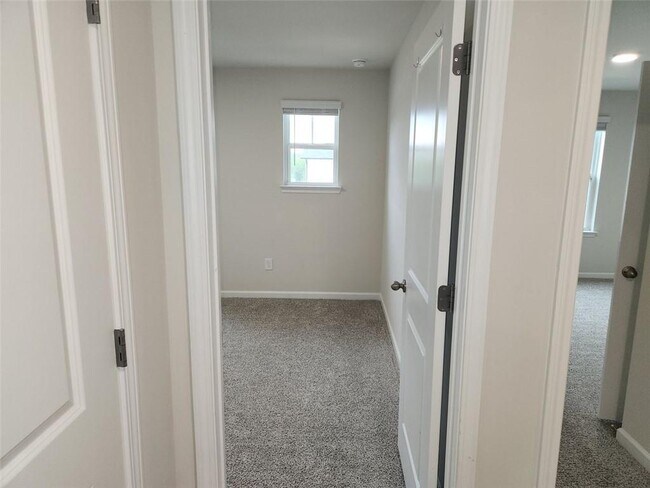 Building Photo - 235 Vly Oak Dr