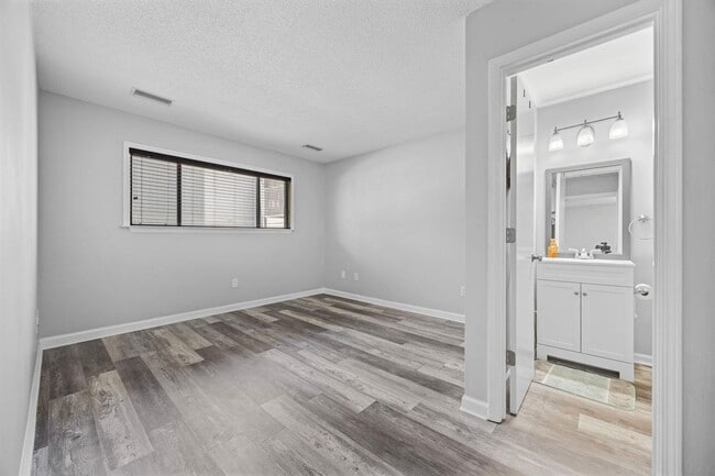 Building Photo - Charming 2-Bedroom Condo Near the Beach