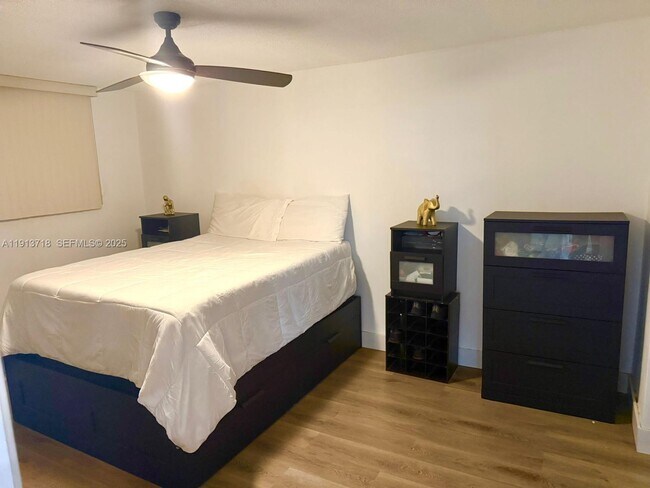 Building Photo - 1045 10th St