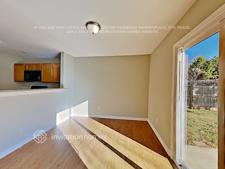 Building Photo - 2880 Mayfair Dr