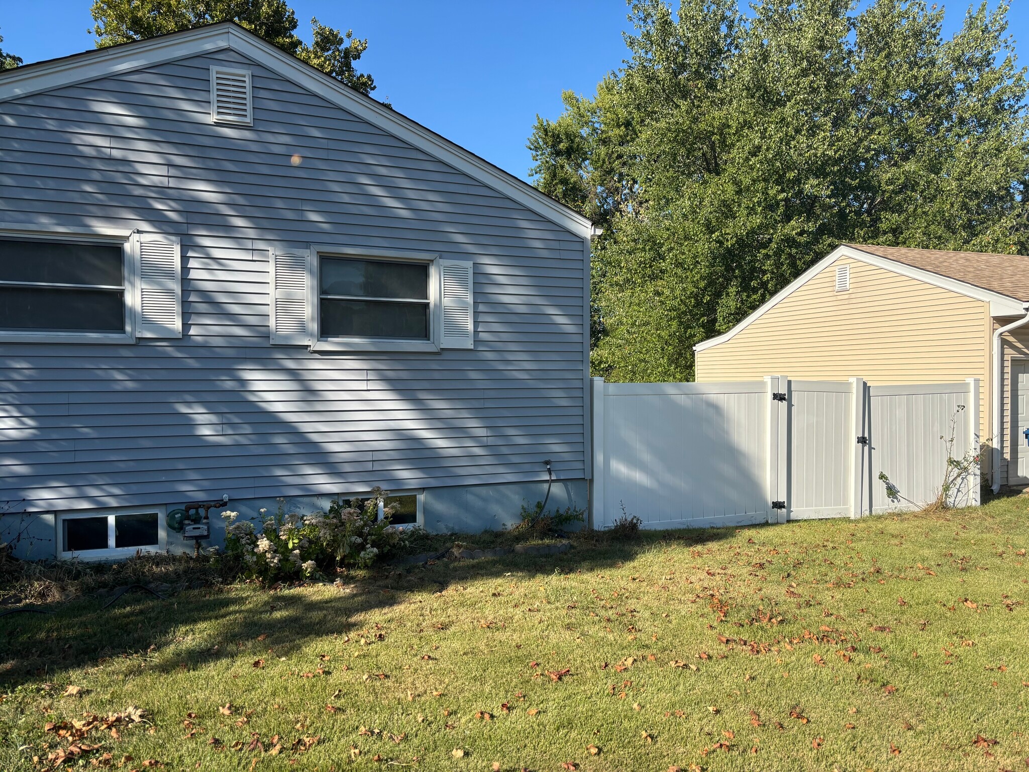 Building Photo - 1900 W Clark St
