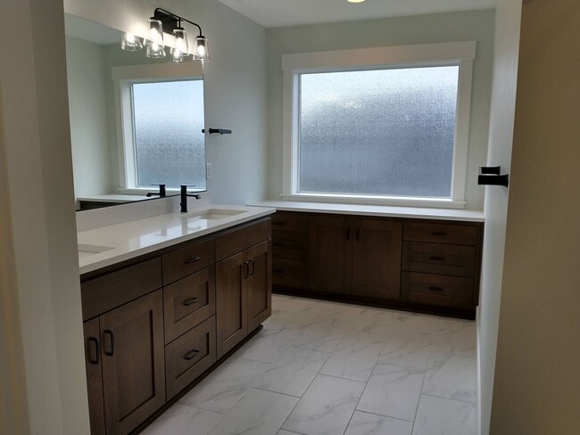 Building Photo - Welcome to this Beautiful Property in Keizer