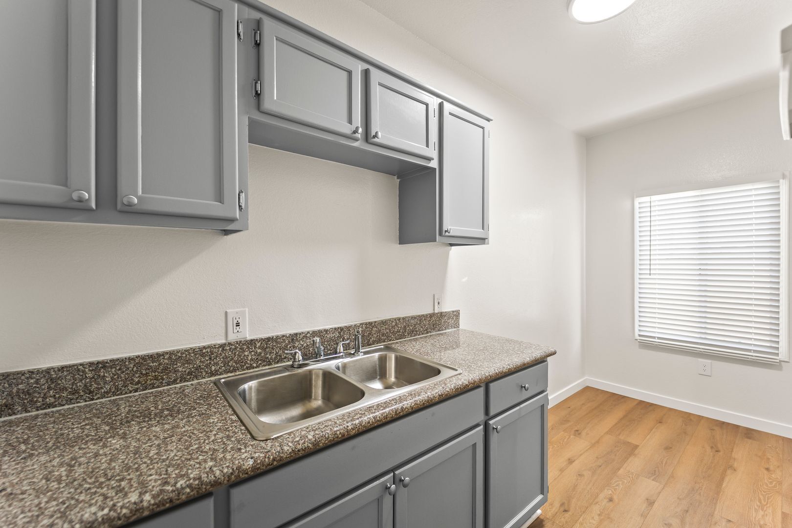 Building Photo - 842 W 83rd St