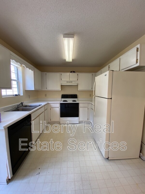Building Photo - 1100 Pineland Ave