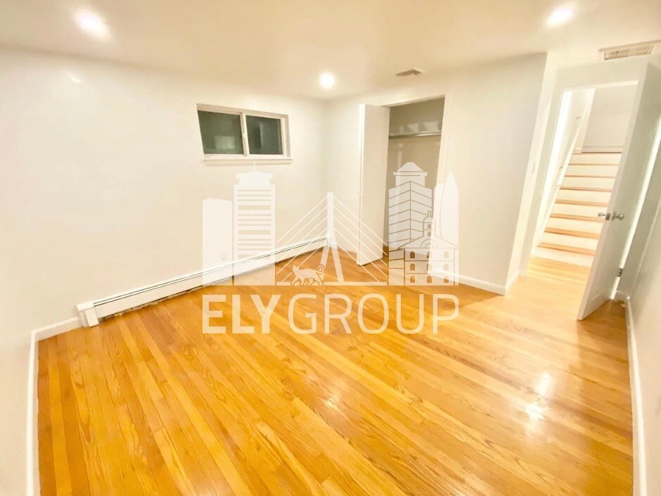 Building Photo - 96 Amherst Ave