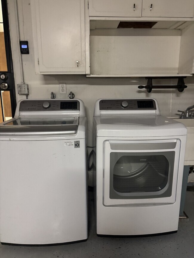 Building Photo - Modesto 3 Bedroom, 2 Bath Solar-Powered Home in the Sonoma School District