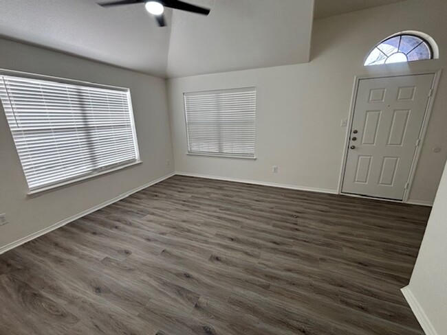 Building Photo - Cute 3 bedroom