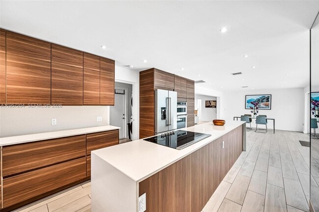 Building Photo - 1080 NE 104th St