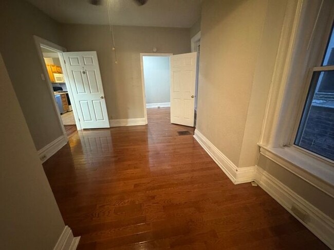 Building Photo - Beautiful 2 Bed 1 Bath Apartment with bonus room/office!