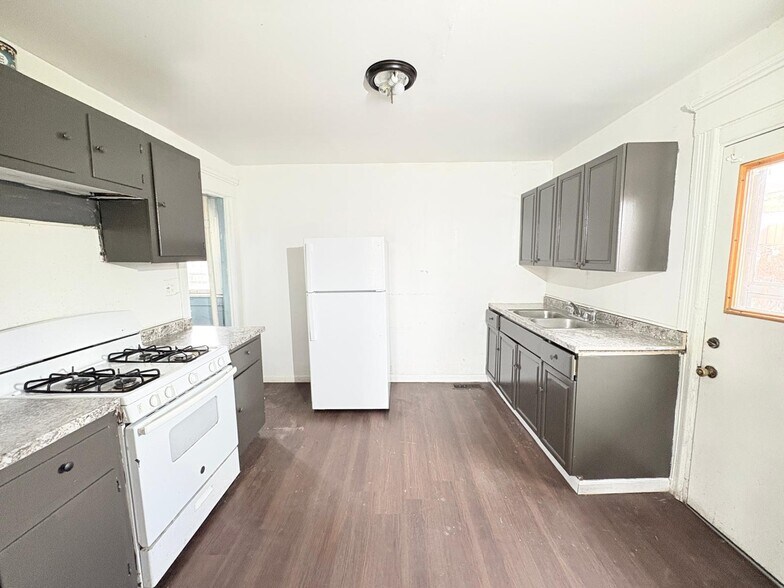 Building Photo - 833 N Michigan St