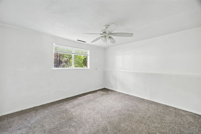 Building Photo - 4 Bedroom, 2 bathroom Located Close to Pikes Peak Community College!