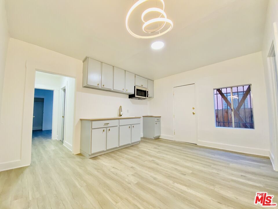 Building Photo - 1474 W Vernon Ave