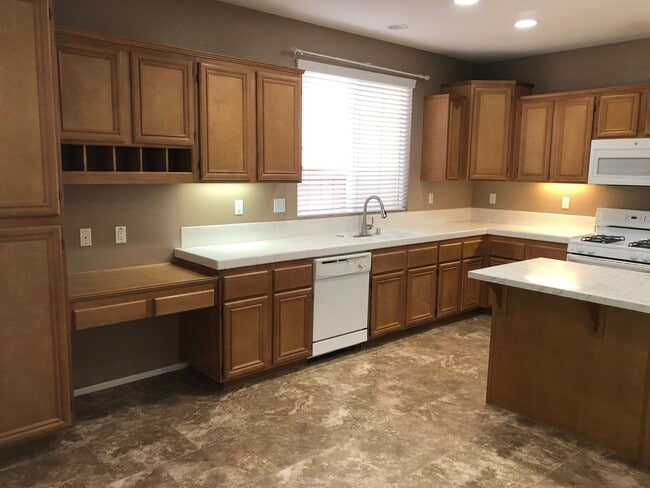 Building Photo - MOVE IN SPECIAL $500 off Rent Move In befo...