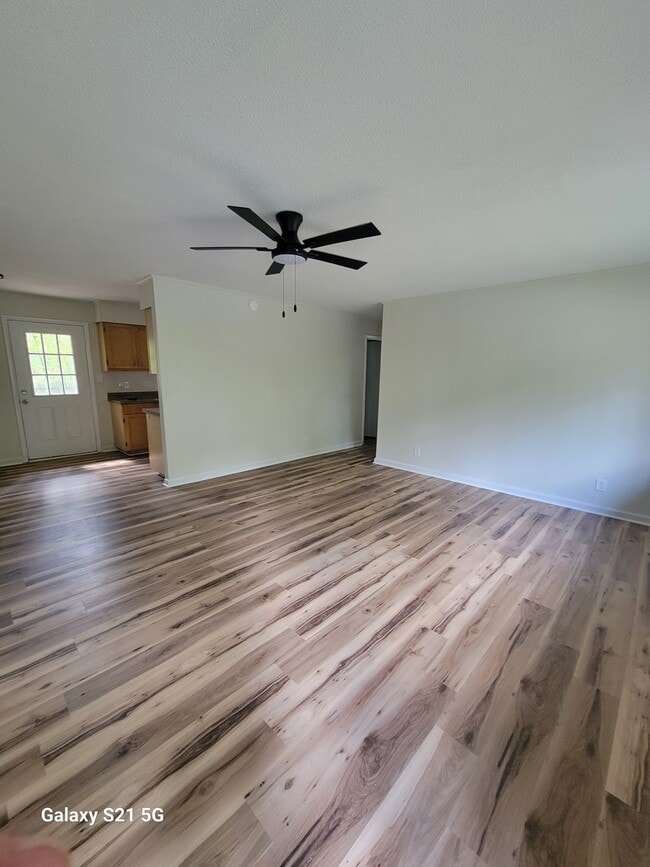 Building Photo - 214 Lakeshire Dr