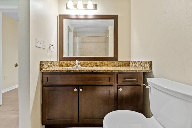 Building Photo - 406 W Azeele St