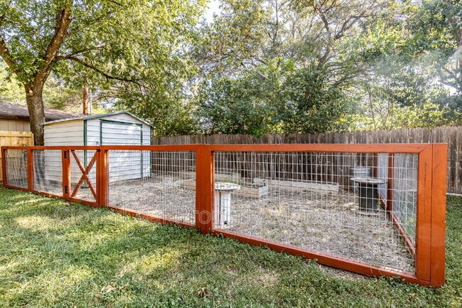 Building Photo - 9423 Cliff Way St