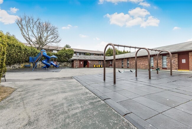 Building Photo - 914 Old Country Rd